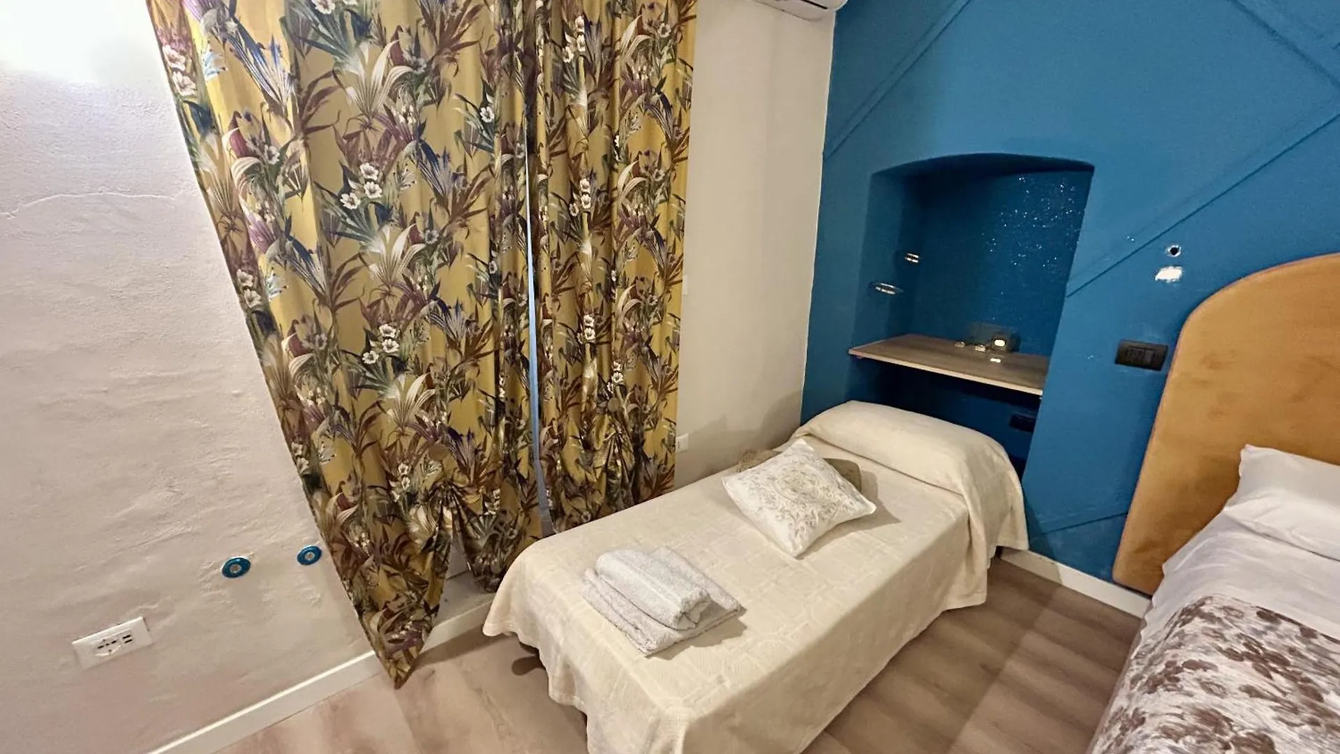 Quiet And Stylish - Bari City Center, Minutes To Station 0*,  Italien